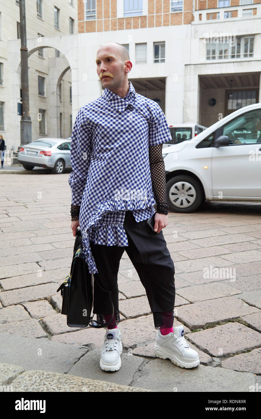 Milano, Italia - 12 gennaio 2019: uomo a scacchi con camicia lunga e white Buffalo  scarpe prima Frankie Morello fashion show, la Settimana della Moda Milanese  street Foto stock - Alamy
