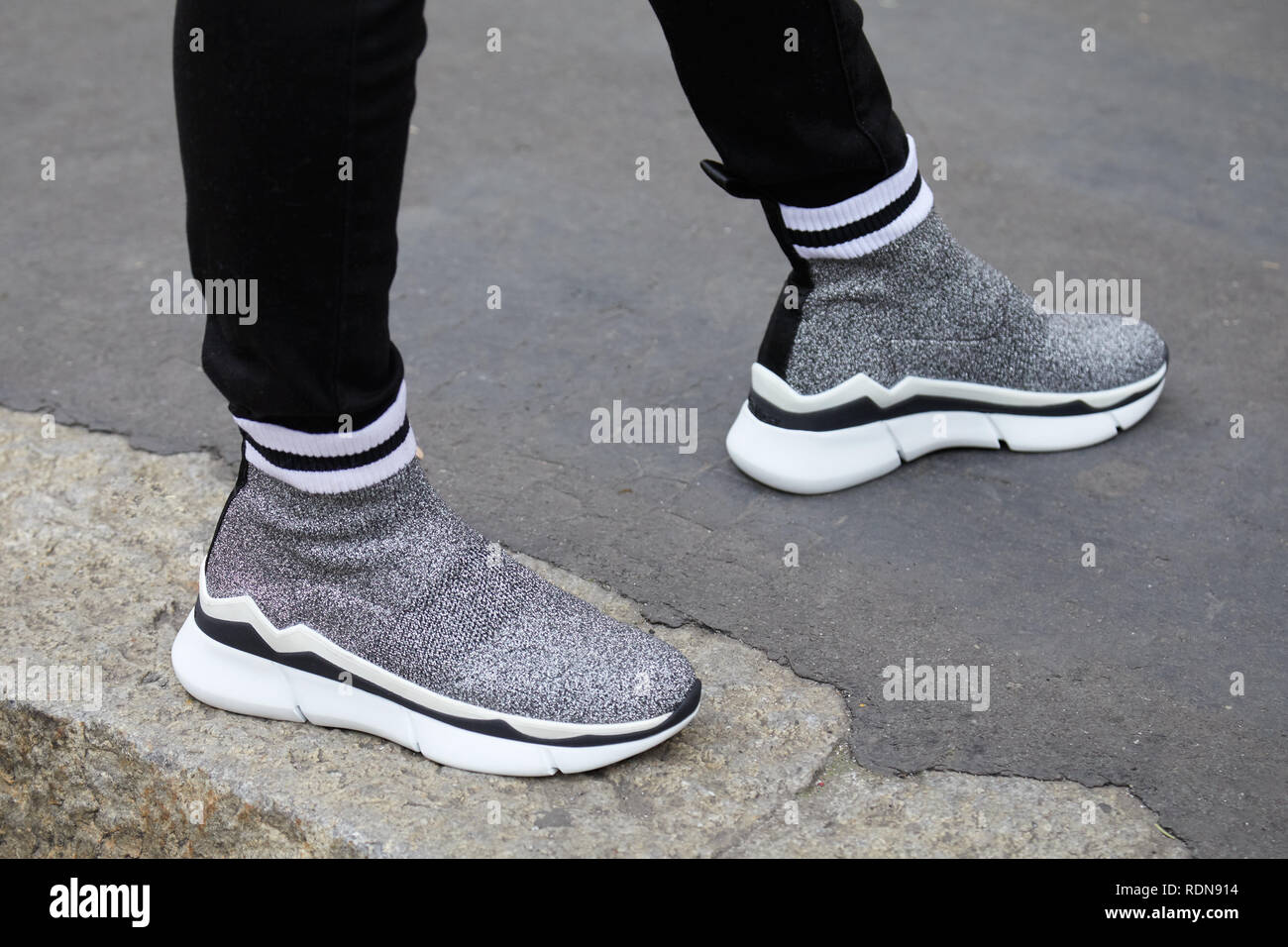 Milano, Italia - 12 gennaio 2019: l'uomo con il grigio e il bianco e il nero sneakers prima di Frankie Morello fashion show, la Settimana della Moda Milanese street style Foto Stock