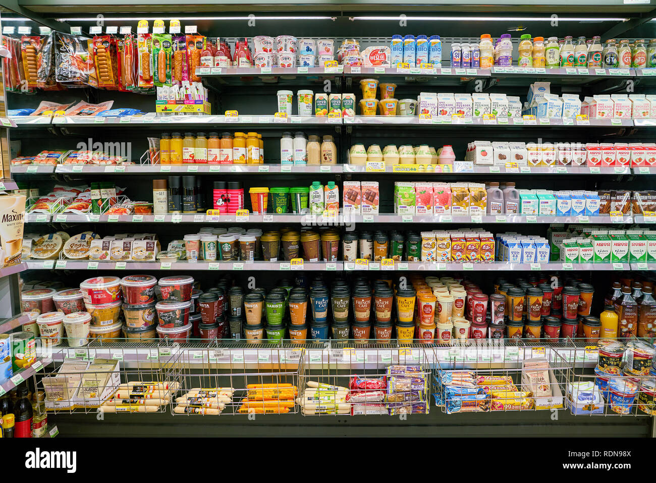 SEOUL, Corea del Sud - circa maggio, 2017: merci sul visualizzatore in corrispondenza di una cu convenience store. CU è un negozio catena di franchising in Corea del Sud. Foto Stock