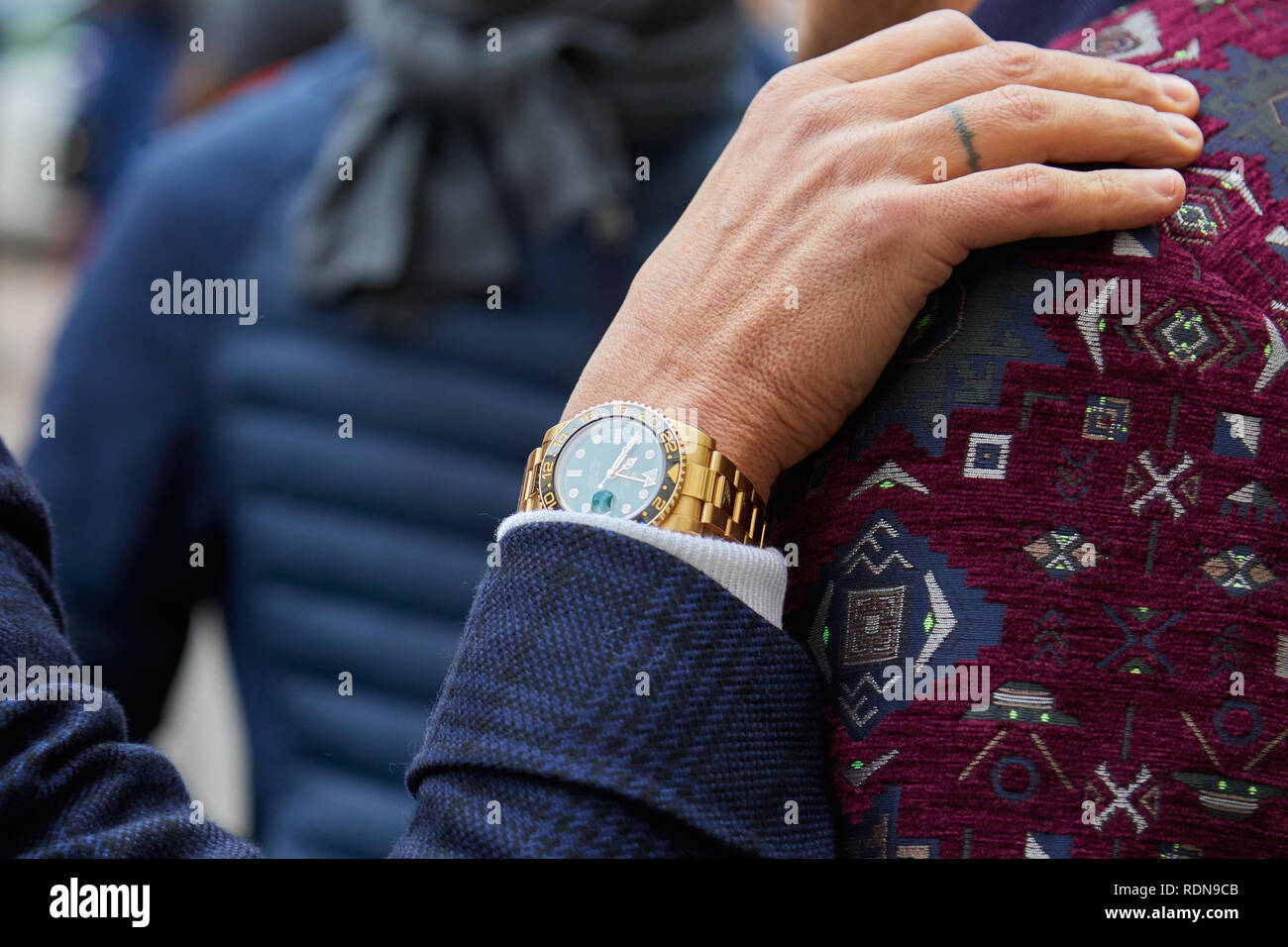 Milano, Italia - 12 gennaio 2019: l'uomo con la Rolex GMT Master golden guardare prima di Frankie Morello fashion show, la Settimana della Moda Milanese street style Foto Stock