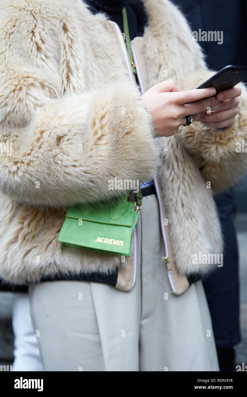 Milano, Italia - 12 gennaio 2019: Donna con verde Jacquemus borsa beige e  camicia di pelliccia guardando smartphone prima di Frankie Morello fashion  show, Milano Foto stock - Alamy