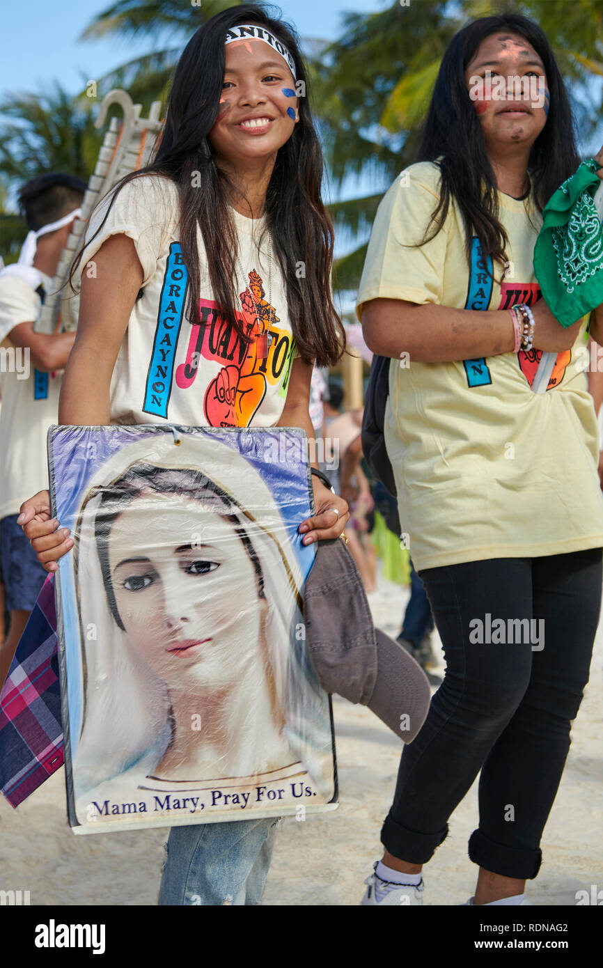 Teens sfilando al Ati-Atihan Festival in Boracay Island Foto Stock
