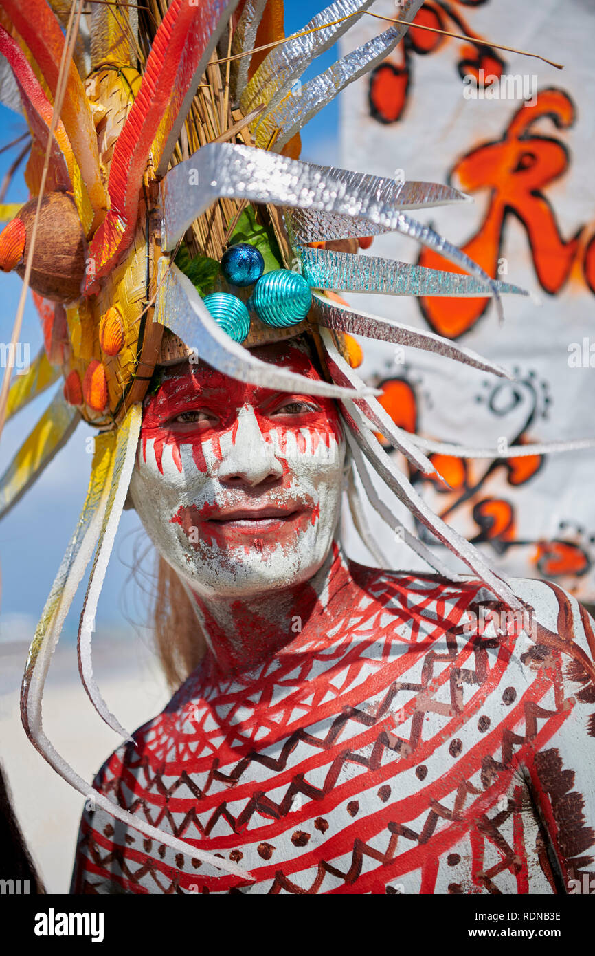 Giovane uomo sfilando al Festival Ati-Atihan Parade di Boracay Island in un costume di festa Foto Stock