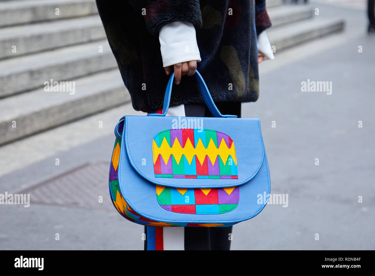 Milano, Italia - 12 gennaio 2019: Donna con blu, giallo e rosso borsa in pelle prima di Frankie Morello fashion show, la Settimana della Moda Milanese street style Foto Stock