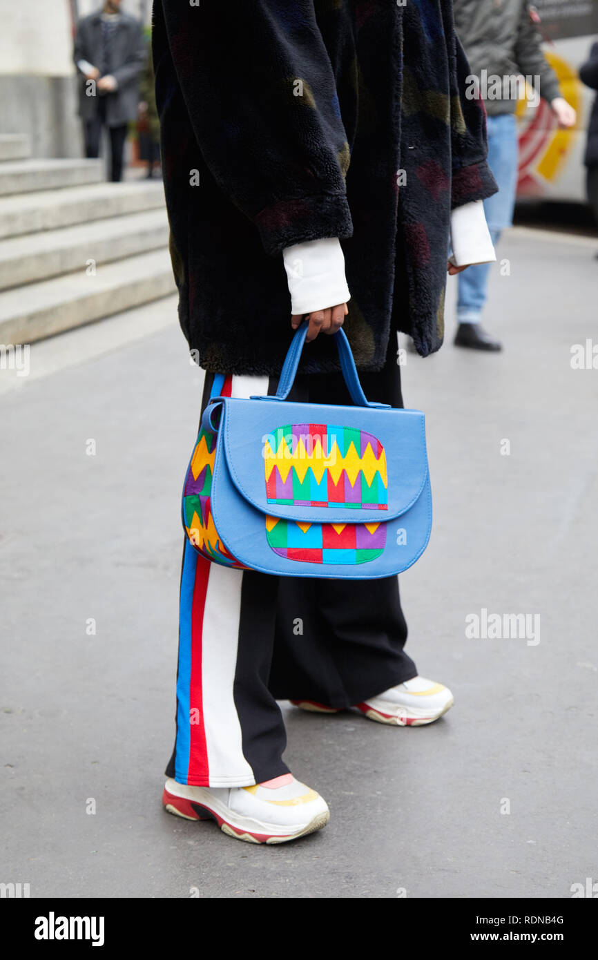 Milano, Italia - 12 gennaio 2019: Donna con blu, giallo, verde e viola e borsa in pelle prima di Frankie Morello fashion show, la Settimana della Moda Milanese street Foto Stock