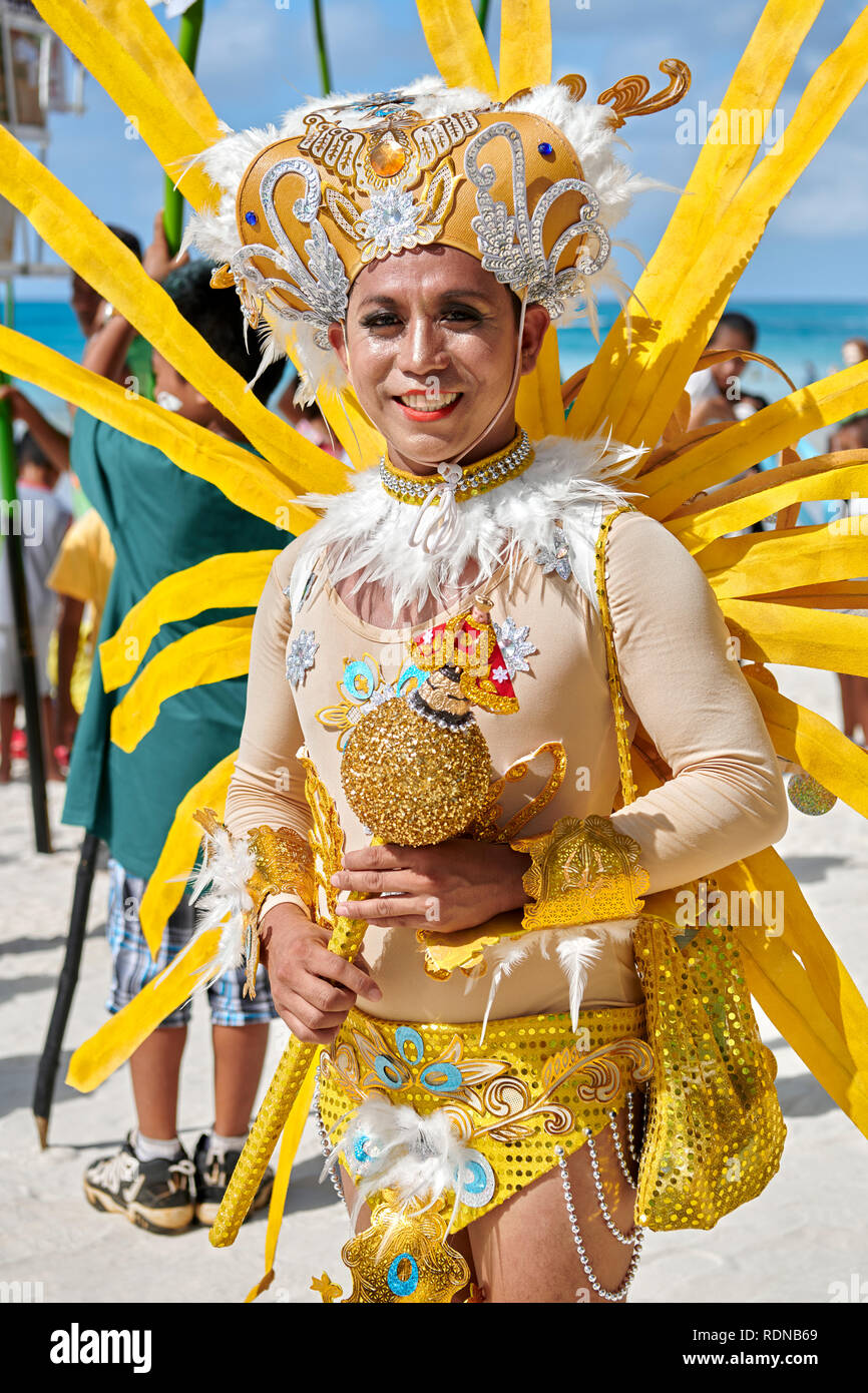 Giovane uomo sfilando al Festival Ati-Atihan Parade di Boracay Island in un costume di festa Foto Stock