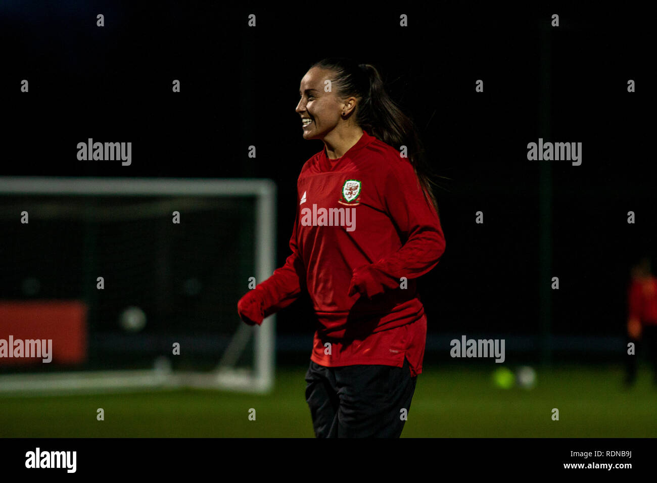 Le donne del Galles avanti Natascia Harding treni a Dragon Park in Newport davanti a loro international contro l'Italia. Lewis Mitchell/YCPD. Foto Stock Le donne del Galles avanti Natascia Harding treni a Dragon Park in Newport davanti a loro international contro l'Italia. Lewis Mitchell/YCPD. Foto Stock