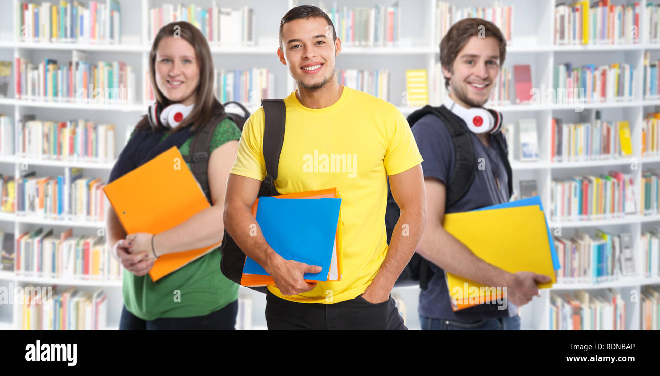 Gli studenti universitari studenti giovani studi banner libreria istruzione sorridendo felice apprendimento Foto Stock
