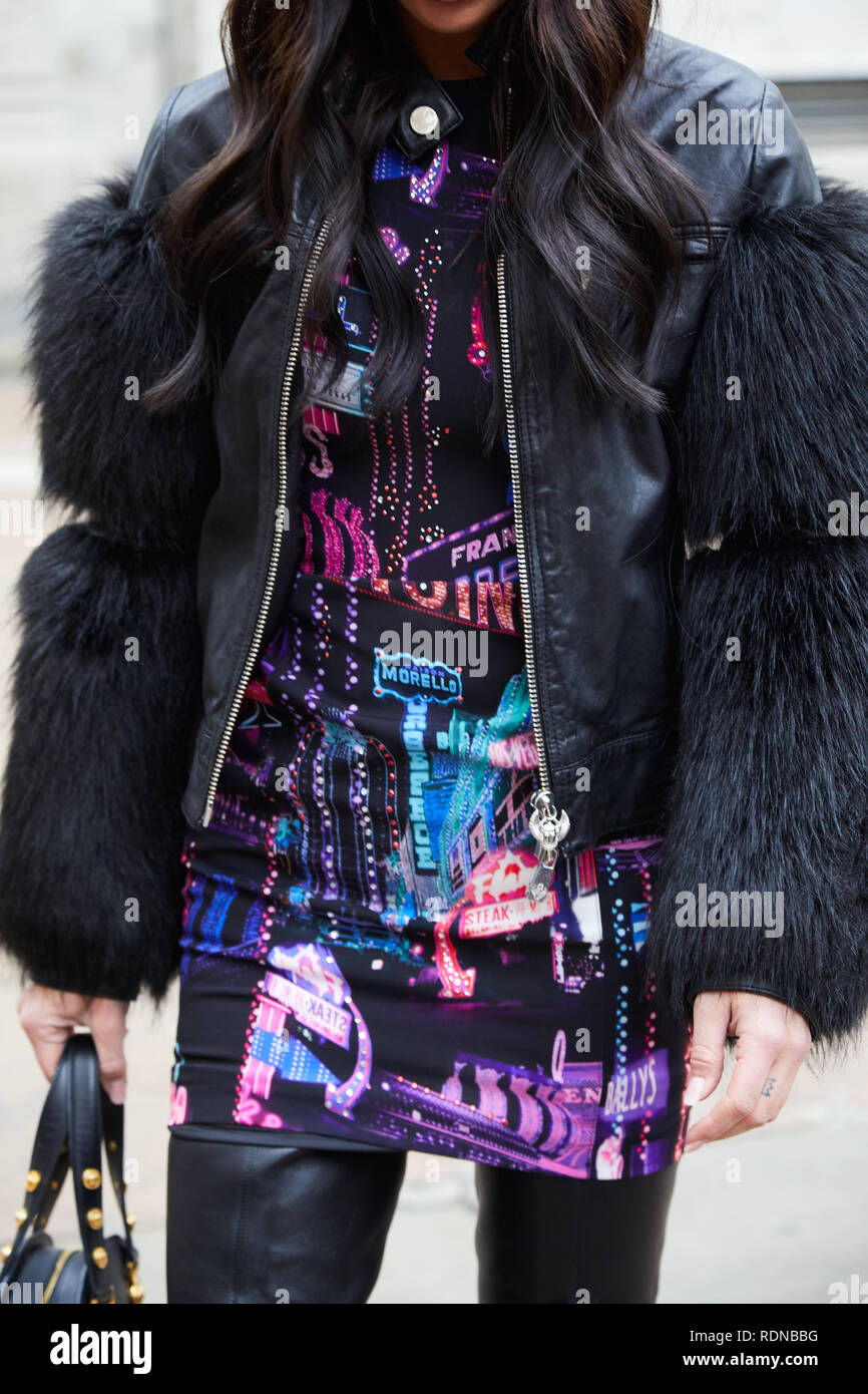 Milano, Italia - 12 gennaio 2019: Donna con nero giacca in pelle con maniche  in pelliccia e insegne al neon abito prima di Frankie Morello fashion show,  Milano Fash Foto stock - Alamy