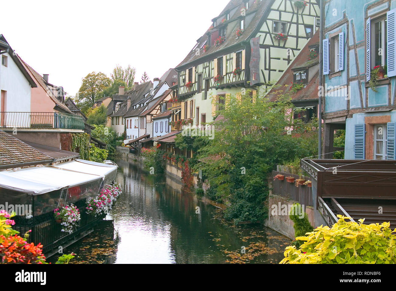 Case colorate lungo i canali di Colmar Francia Foto Stock