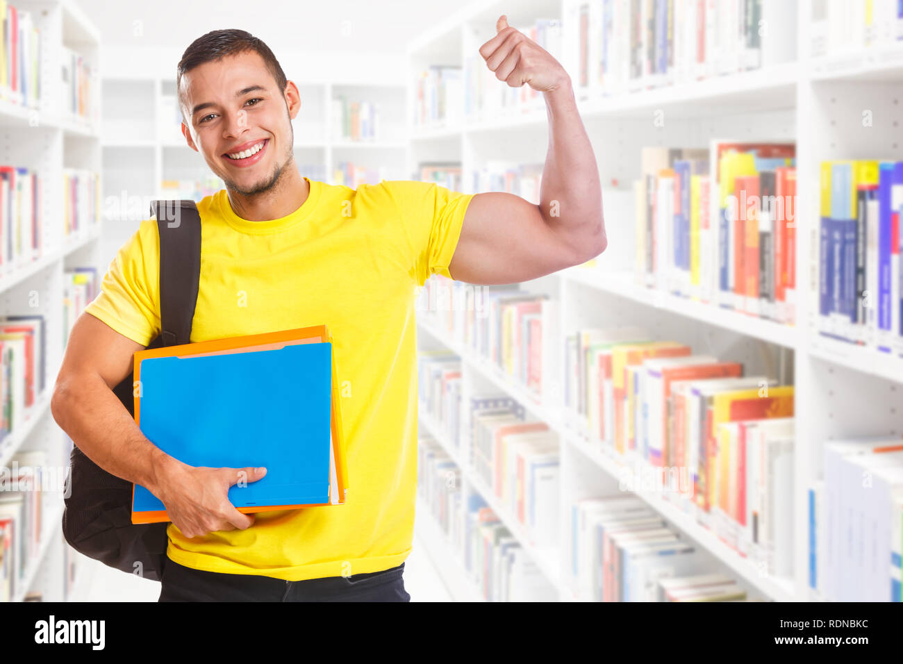 Studente giovane uomo di successo di successo forte potenza di istruzione della libreria di apprendimento delle persone Foto Stock