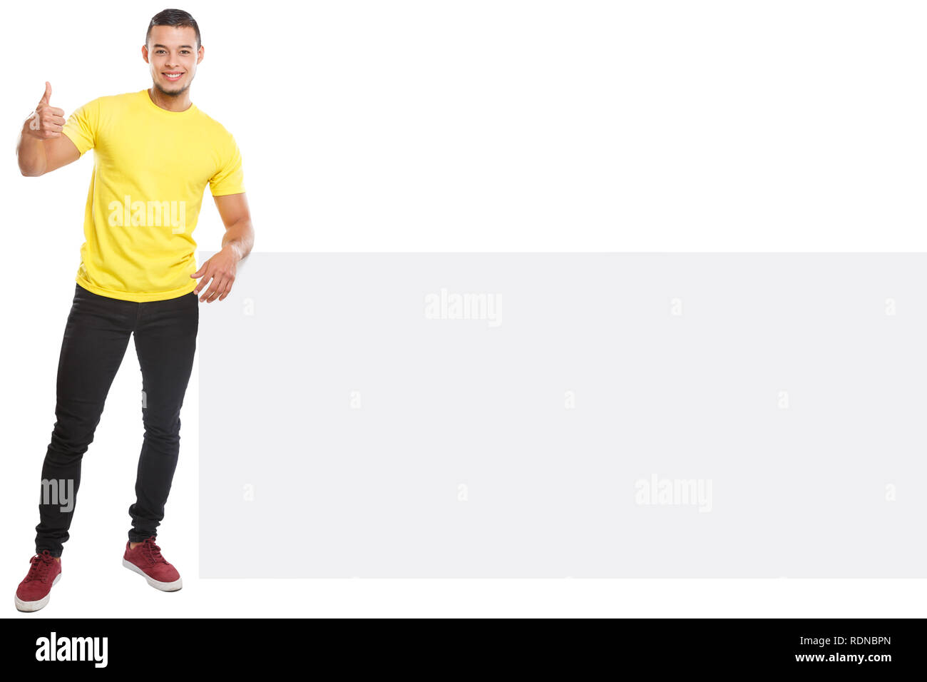 Giovane uomo latino successo copyspace di successo di marketing annuncio annuncio vuoto segno bianco isolato su uno sfondo bianco Foto Stock