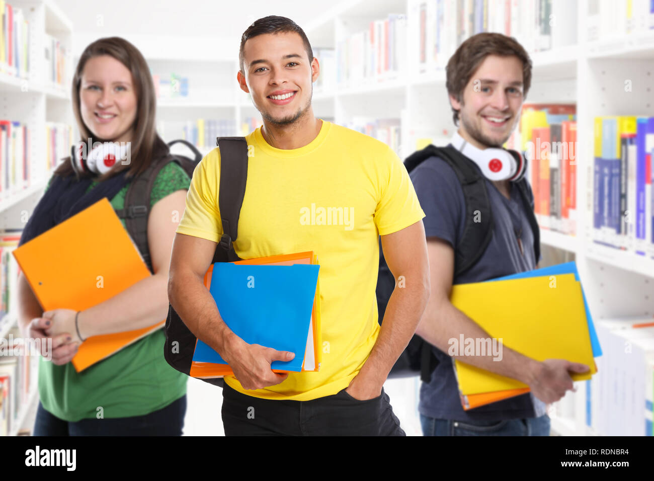 Gli studenti universitari studenti giovani studi di istruzione libreria sorridendo felice apprendimento Foto Stock
