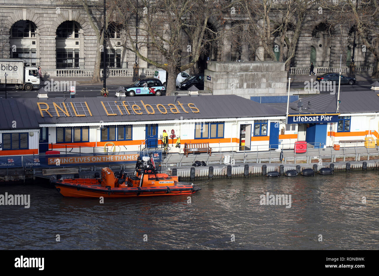 Pic mostra: RNLI imbarcazioni di salvataggio presso la stazione Waterloo Bridge London pic da Gavin Rodgers/Pixel8000 Foto Stock