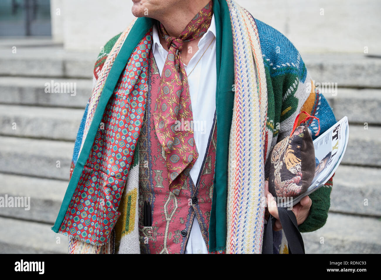 Milano, Italia - 12 gennaio 2019: Uomo con sciarpa colorata e camicia  bianca prima di Frankie Morello fashion show, la Settimana della Moda  Milanese street style Foto stock - Alamy