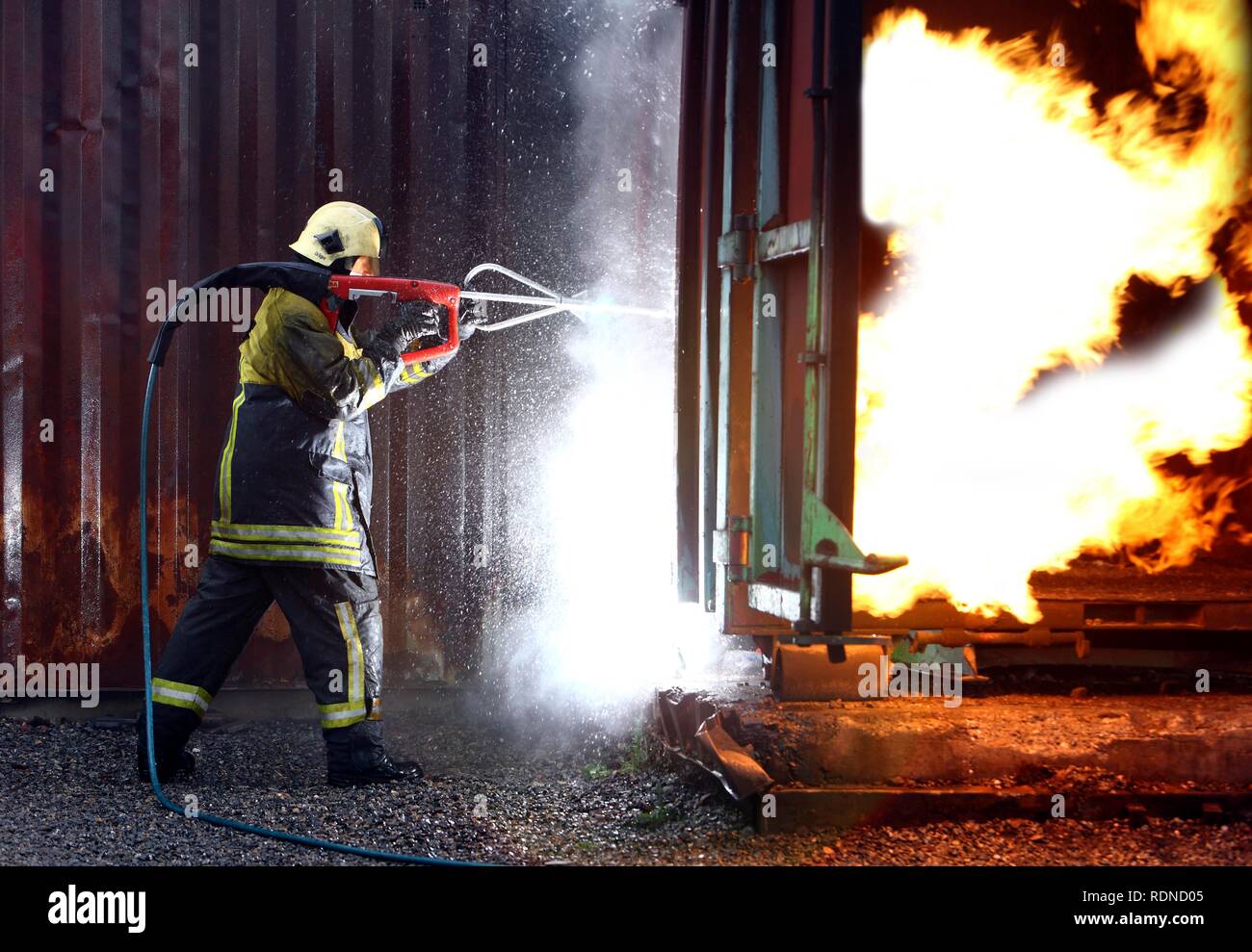 Alta pressione sistema di estinzione, Cobra, il servizio antincendio del centro di formazione, calore di un vigile del fuoco che dimostrano la possibilità Foto Stock