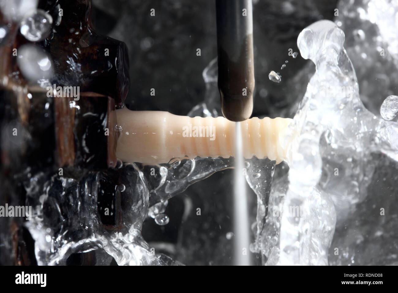 Cold-processo di taglio con getto di acqua ad alta pressione tecnologia, serie di prova nella subacquea Technology Center a Leibniz Foto Stock