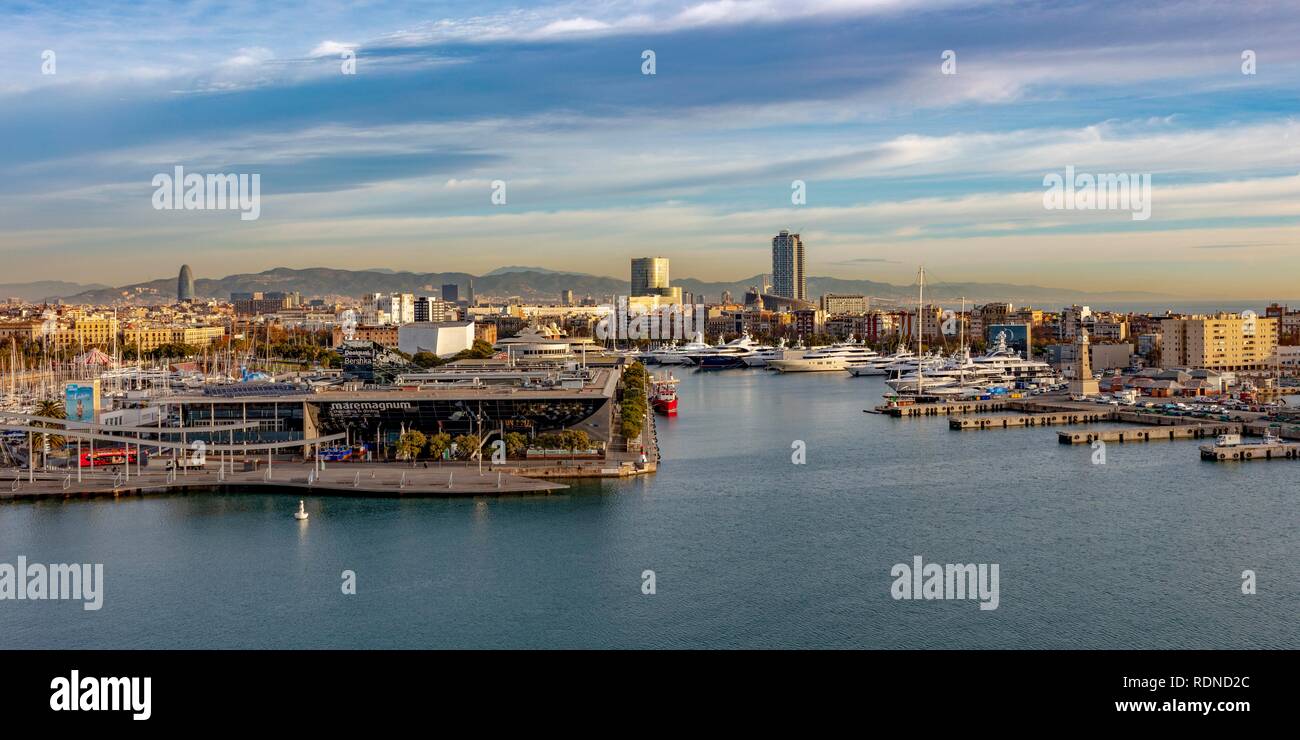 Port Vell, lungomare del porto la Rambla de Mar, Maremagnum, dawn, Barcellona, in Catalogna, Spagna Foto Stock