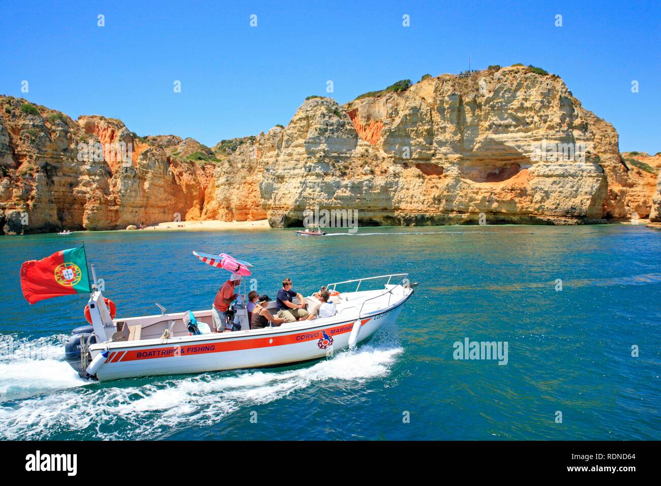 Tour in barca per le scogliere, Ponta de Piedade, Lagos, Algarve, Portogallo, Europa Foto Stock
