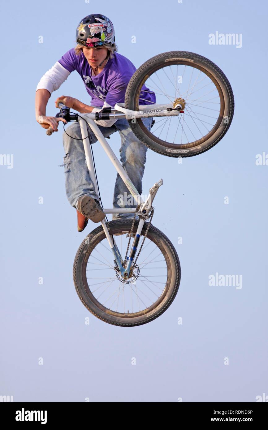Adolescente saltando con la sua moto Foto Stock