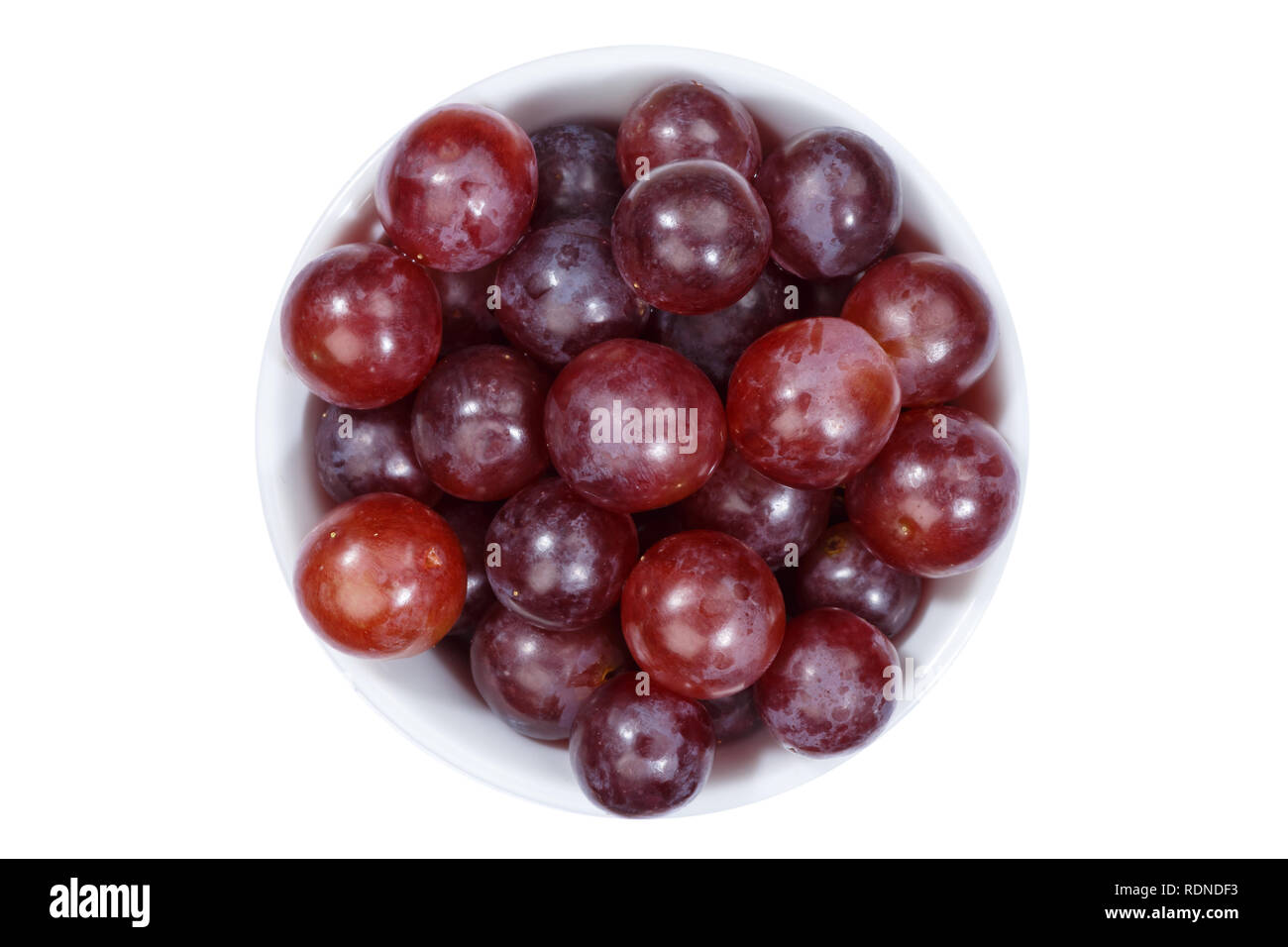 Uva frutta rossa frutta dal recipiente di cui sopra isolata su uno sfondo bianco Foto Stock