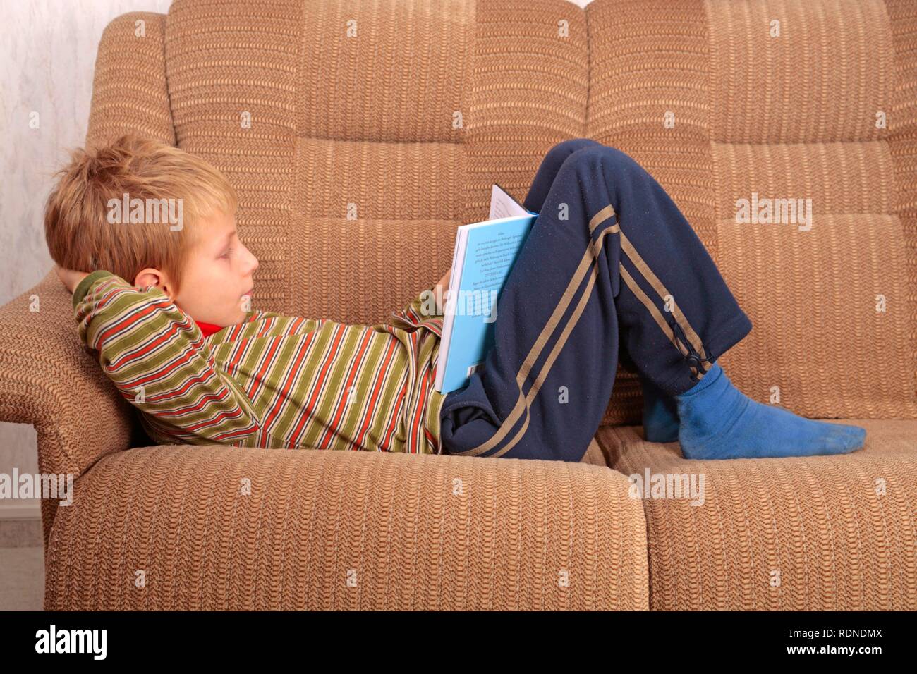Little Boy la lettura di un libro Foto Stock