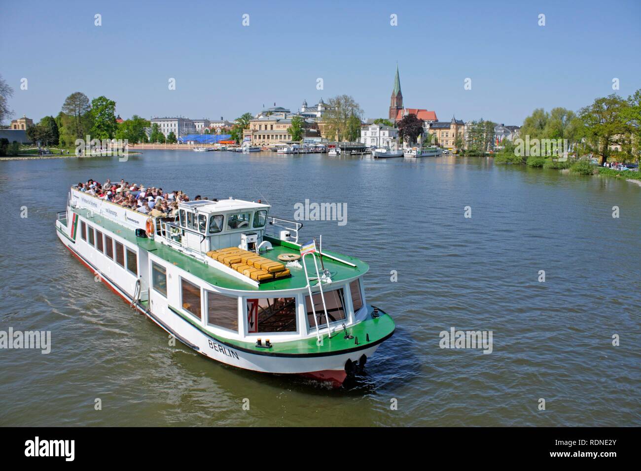 Nave passeggeri sul lago Schwerin, Schwerin, Meclemburgo-Pomerania Occidentale Foto Stock