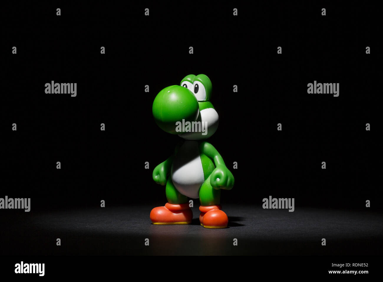 Mosca, Russia - 18 Gennaio 2019: Plastica figura di Yoshi, un immaginario dinosauro antropomorfo dal video i giochi pubblicati da Nintendo permanente sulla da Foto Stock