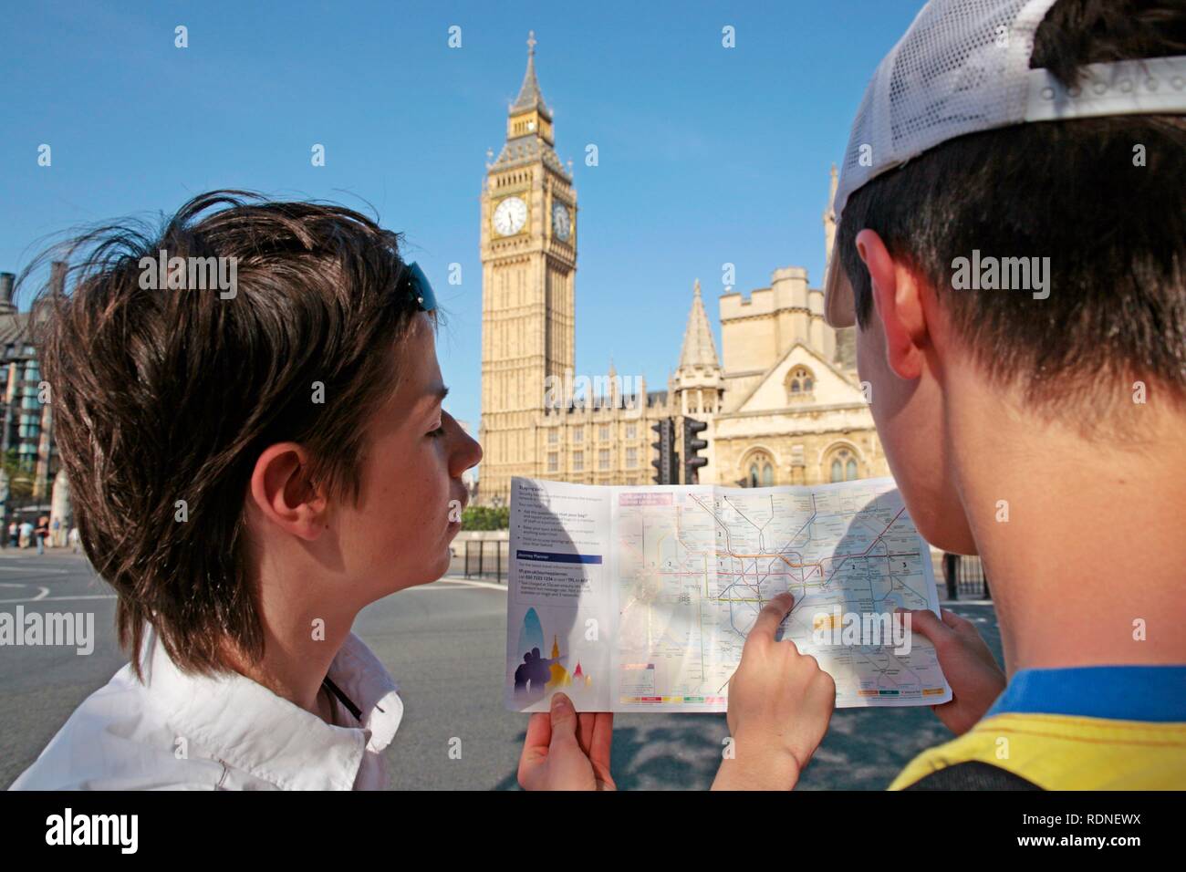 Due ragazzi su una lingua vacanza, Big Ben, Londra, Inghilterra, Gran Bretagna, Europa Foto Stock