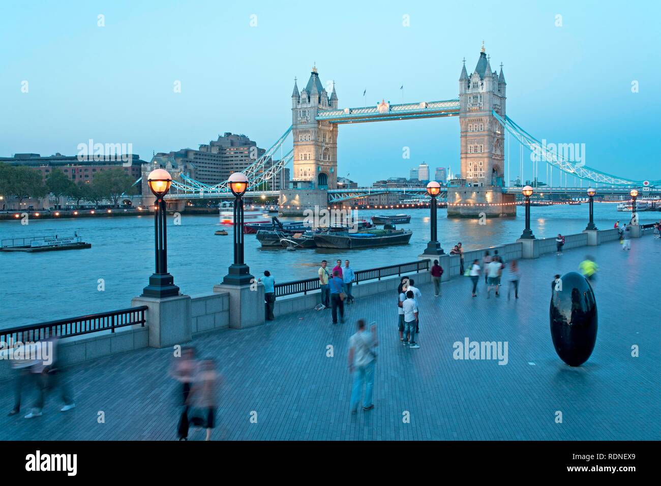 Il Tower Bridge e la regina a piedi, Londra, Inghilterra, Gran Bretagna, Europa Foto Stock
