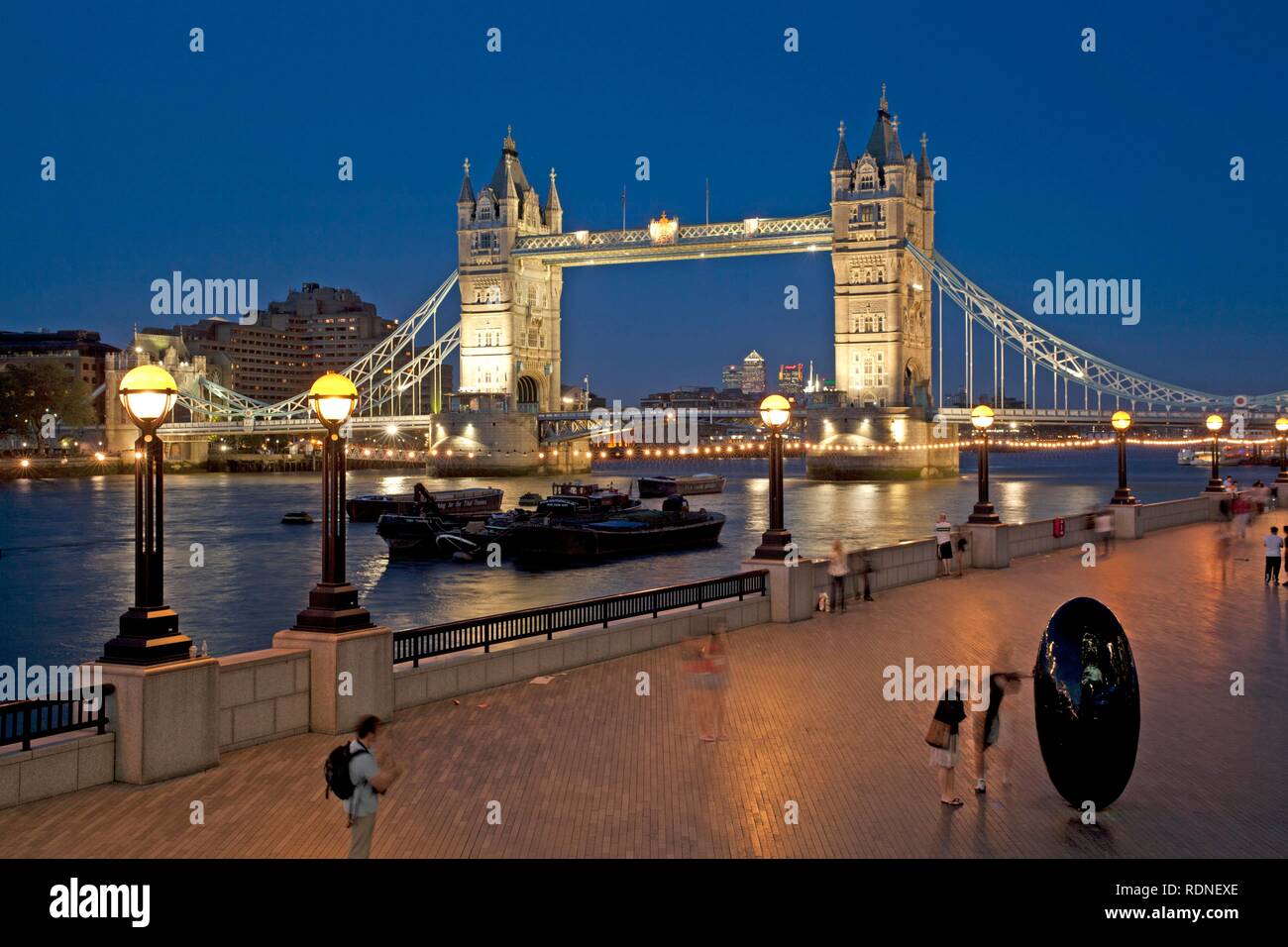 Il Tower Bridge e la regina a piedi, Londra, Inghilterra, Gran Bretagna, Europa Foto Stock
