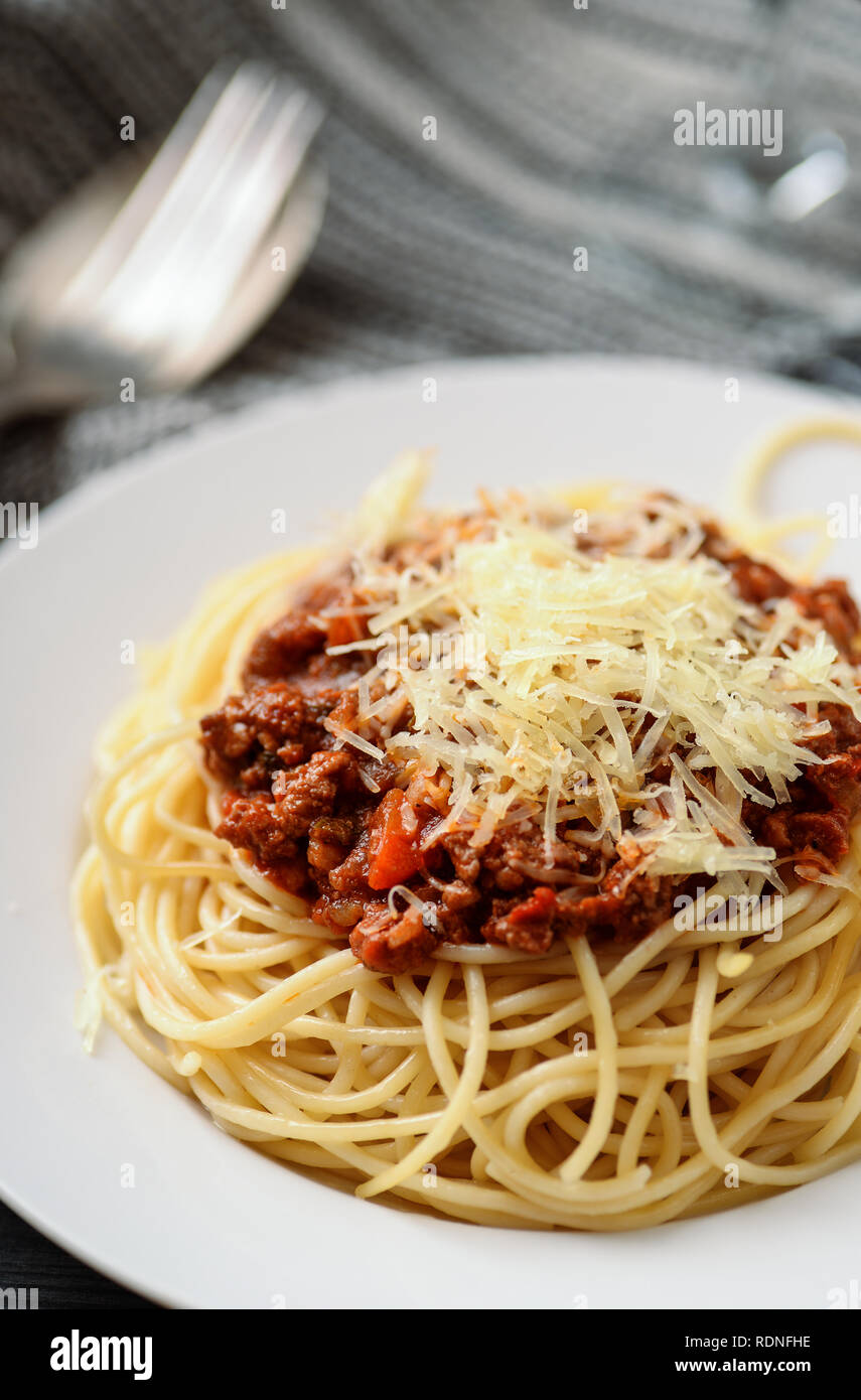 Close up italiano tradizionale di spaghetti alla bolognese sulla piastra bianca Foto Stock