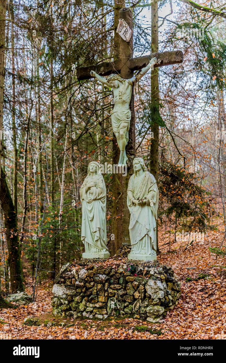 Una bella immagine della croce DODICESIMA STAZIONE Gesù muore sulla croce) in Vielsalm grotta della Madonna di Lourdes nelle Ardenne belghe Foto Stock