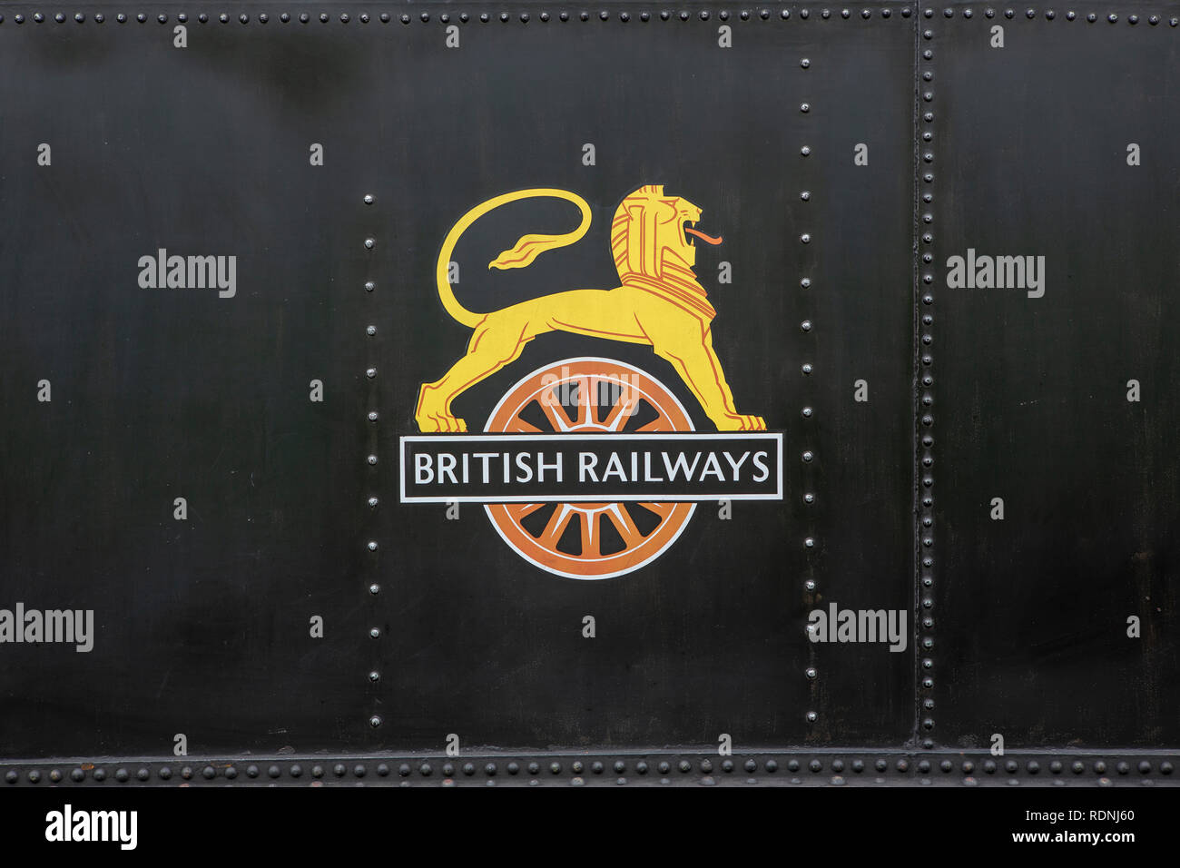 British Railways Ciclismo Lion logo su autentica locomotiva nero pannello. Una visione comune sul materiale rotabile dal 1948 al 1956. Foto Stock