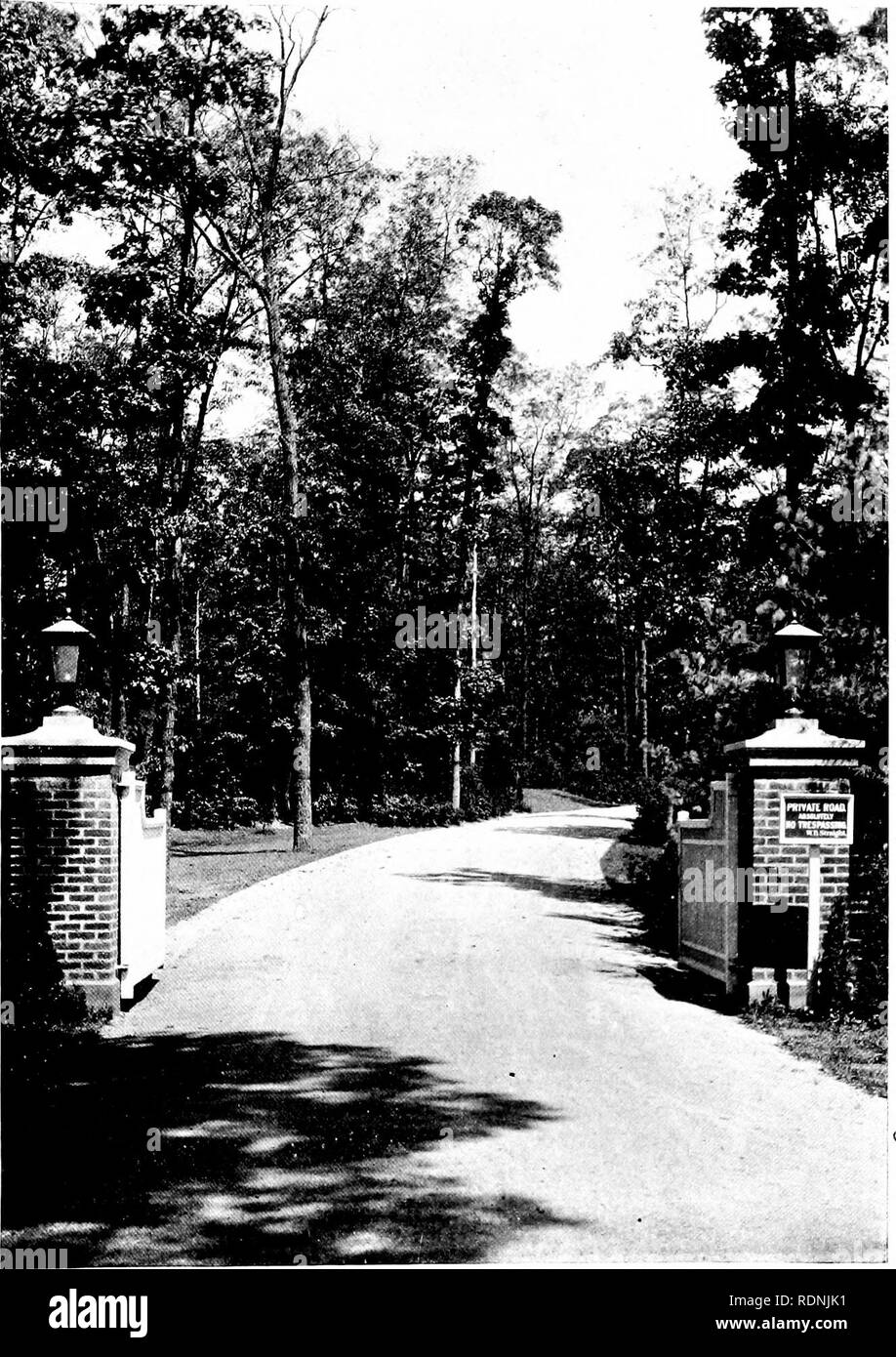 . La casa abitabile, il suo giardino . Giardini; GIARDINAGGIO. G a d. Un GATE POST DI semplice design dignitoso Station Wagon del sig. Willard dritto, al Westbury, Loikj hiand A. F". Brinckerhotl", Landsccipe .lychitccl. Si prega di notare che queste immagini vengono estratte dalla pagina sottoposta a scansione di immagini che possono essere state migliorate digitalmente per la leggibilità - Colorazione e aspetto di queste illustrazioni potrebbero non perfettamente assomigliano al lavoro originale. Dean Ruth, 1889-1932. New York : Moffat, cantieri e Co. Foto Stock