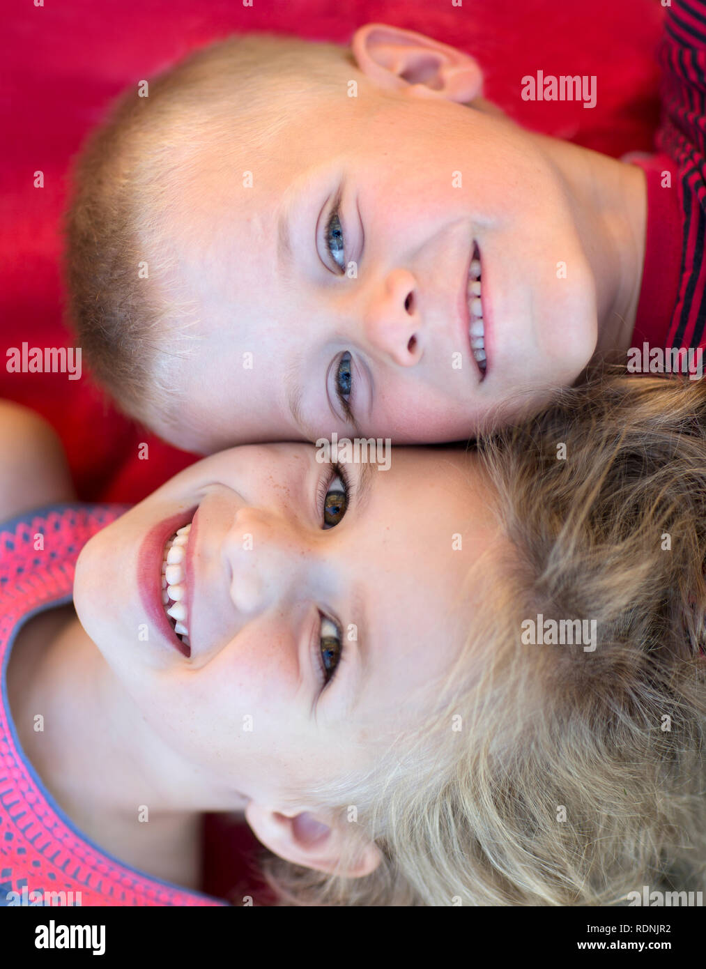 Migliori amici, due bambini Foto Stock