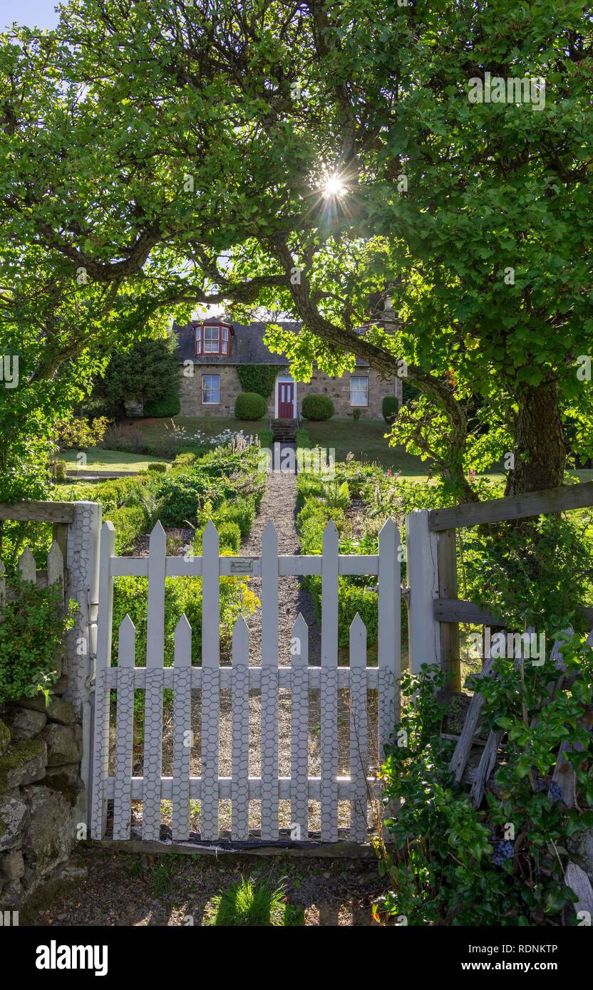 Con retroilluminazione bianca garden gate, Braemer, Scotland, Regno Unito Foto Stock