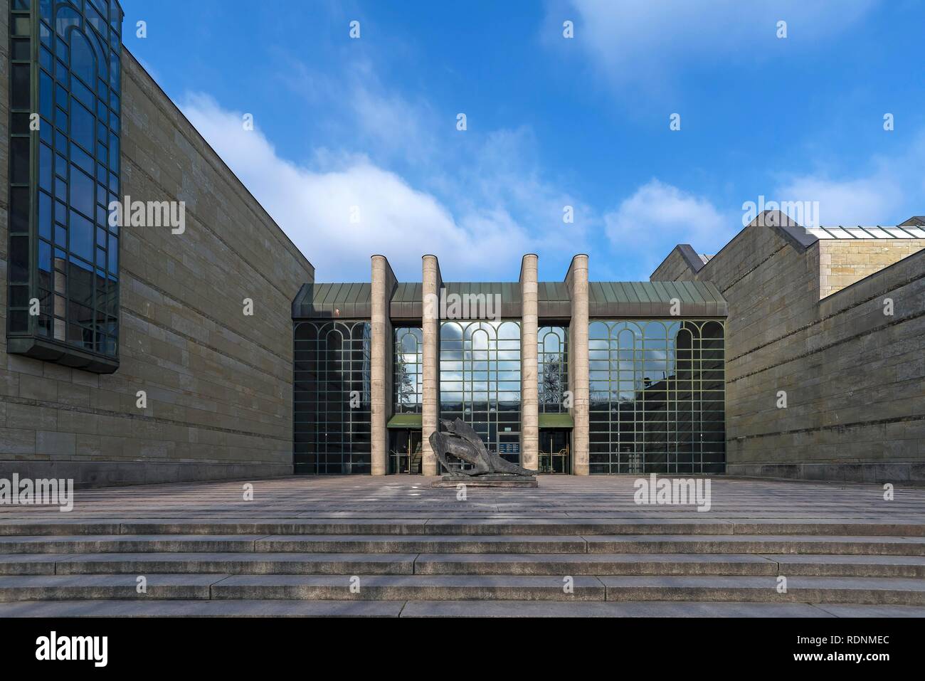 Ingresso alla Neue Pinakothek, davanti la scultura di Marino Marini, Monaco di Baviera, Baviera, Baviera, Germania Foto Stock