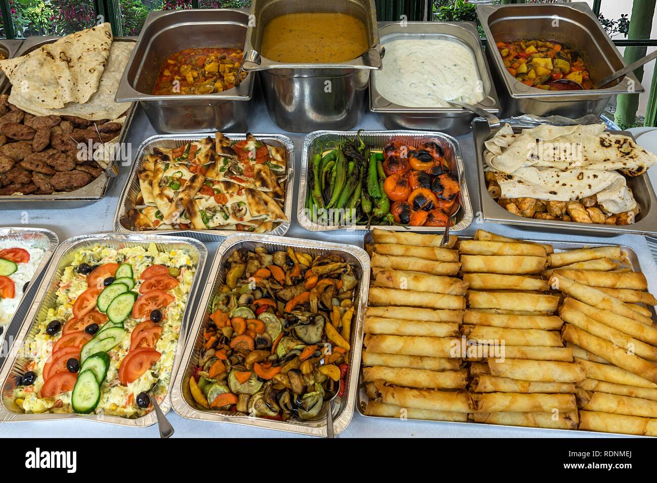 A buffet con piatti della cucina turca, Germania Foto Stock