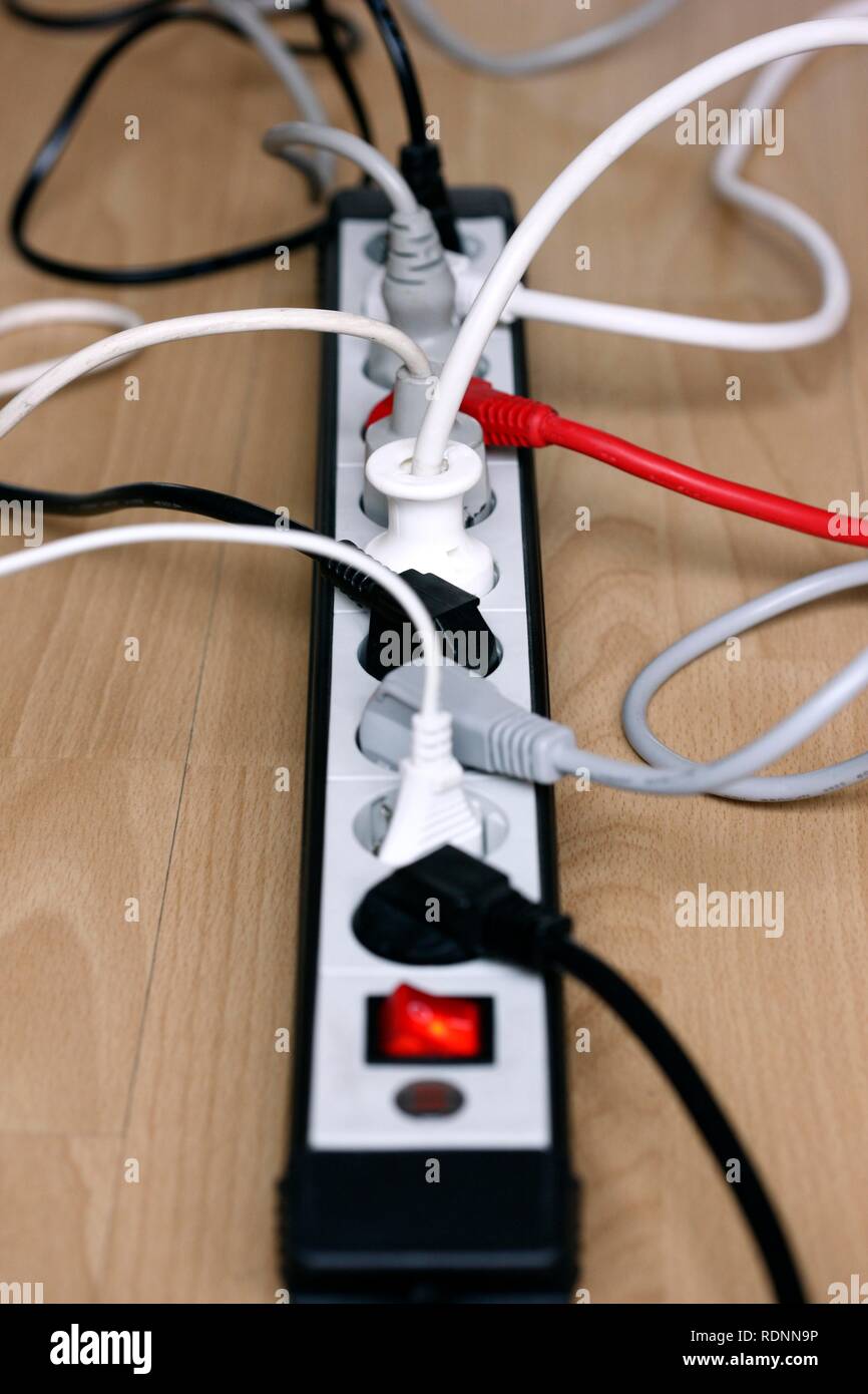 Più presa multipla per il collegamento dei dispositivi elettrici multipli Foto Stock