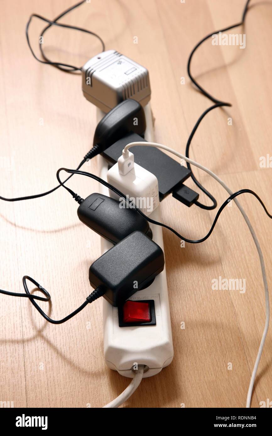 Più ciabatte per la connessione di dispositivi elettrici multipli, i connettori e le unità di alimentazione Foto Stock
