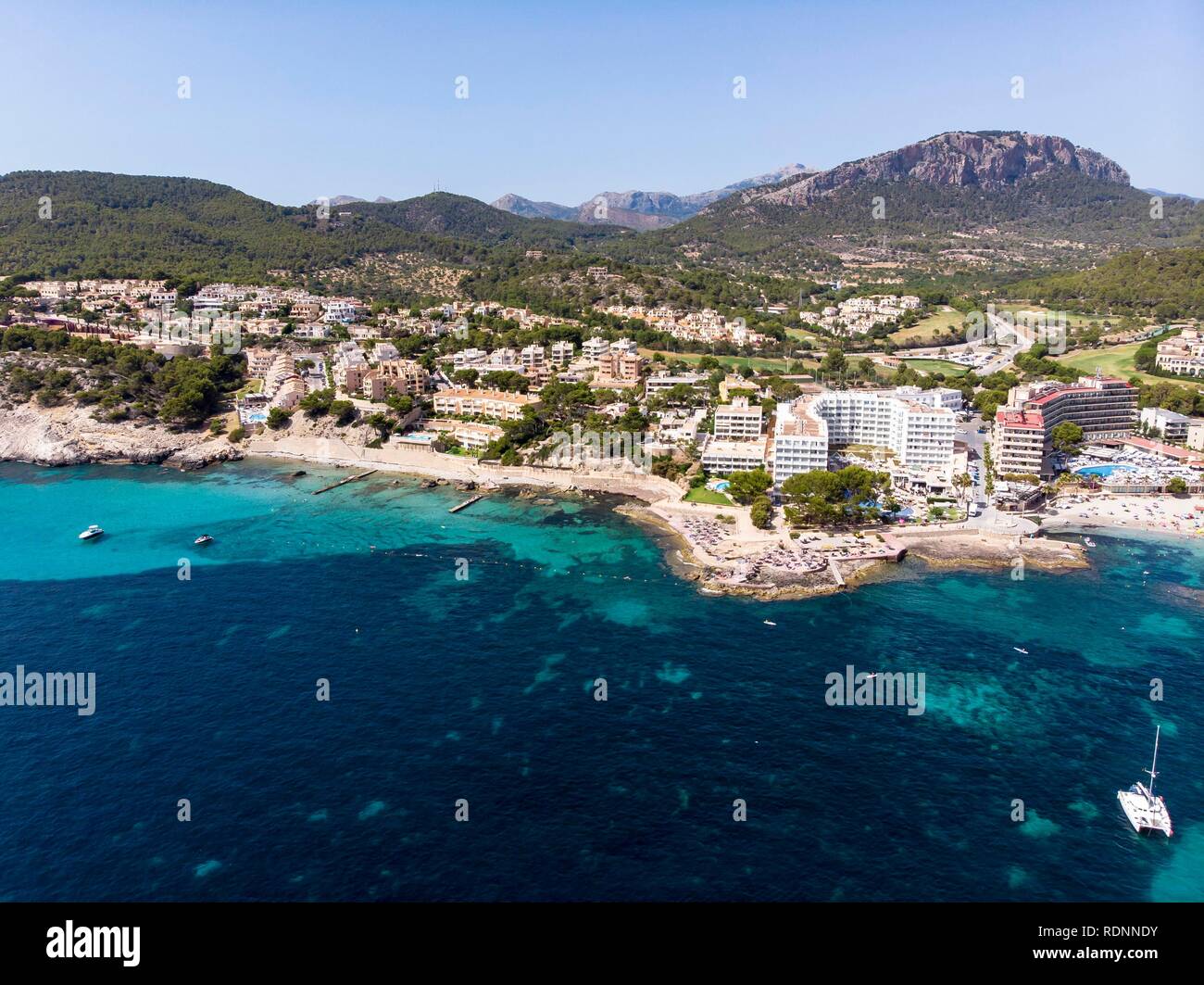 Vista aerea, Camp de Mar con alberghi e spiagge, Camp de Mar, Costa de la Calma, Maiorca, isole Baleari, Spagna Foto Stock