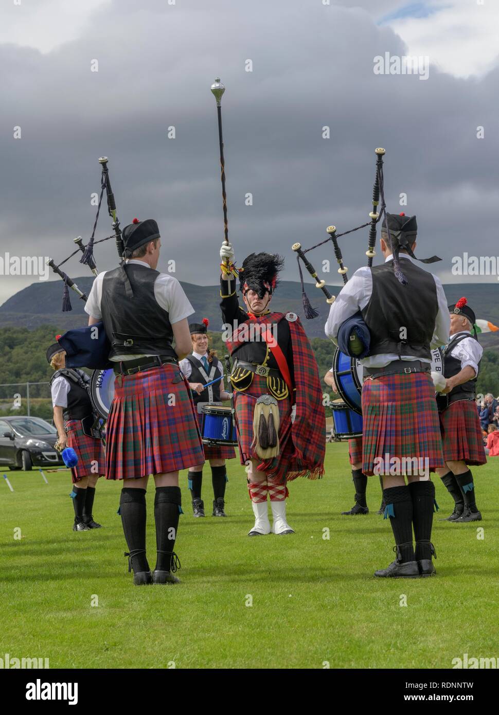 Bande di cornamuse concorrenza, Giochi delle Highland, Newtonmore, Scotland, Regno Unito Foto Stock