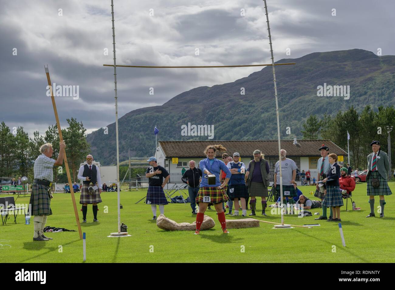 Donna al peso per altezza contest, Giochi delle Highland, Newtonmore, Scotland, Regno Unito Foto Stock
