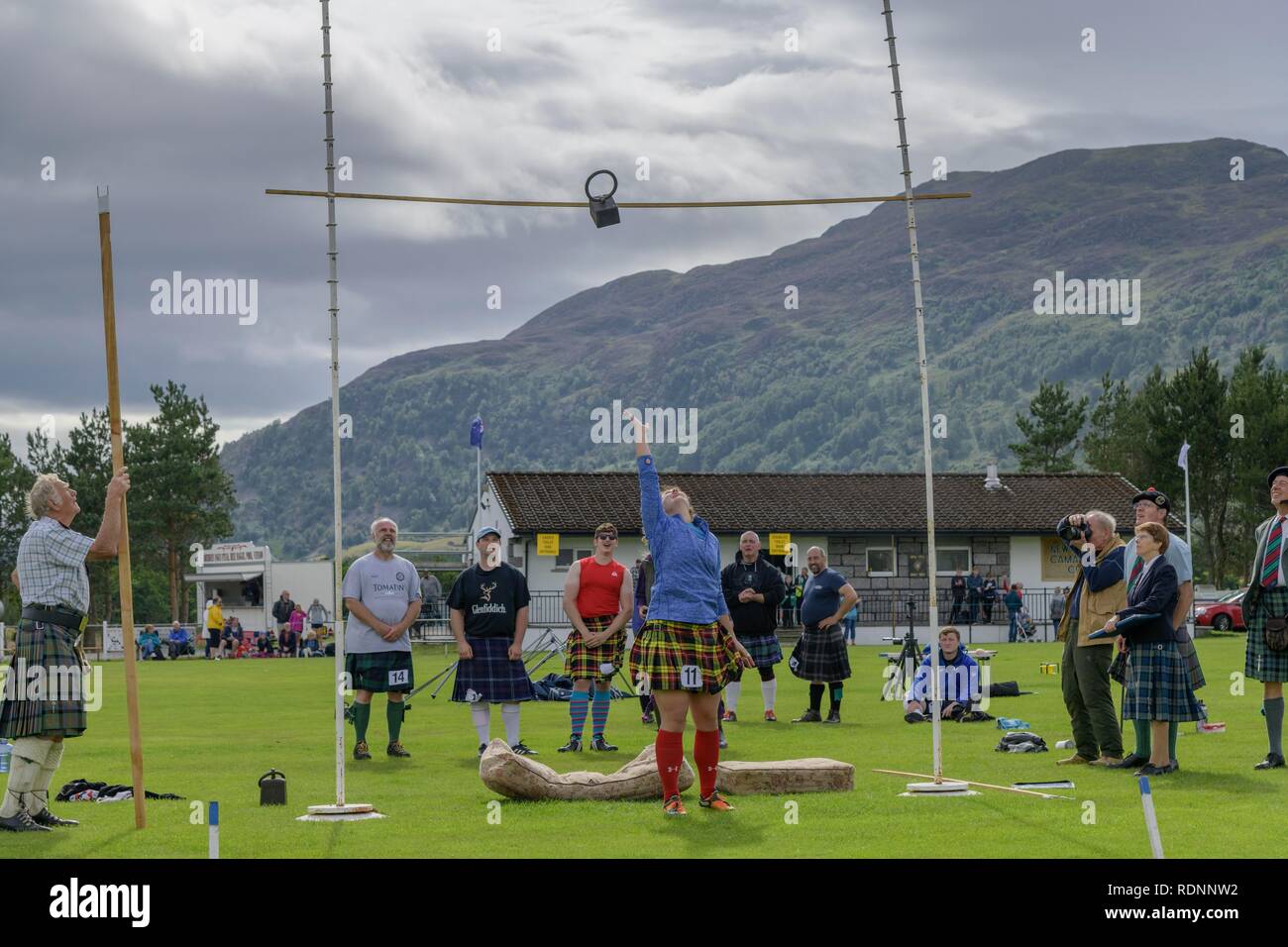 Donna al peso per altezza contest, Giochi delle Highland, Newtonmore, Scotland, Regno Unito Foto Stock