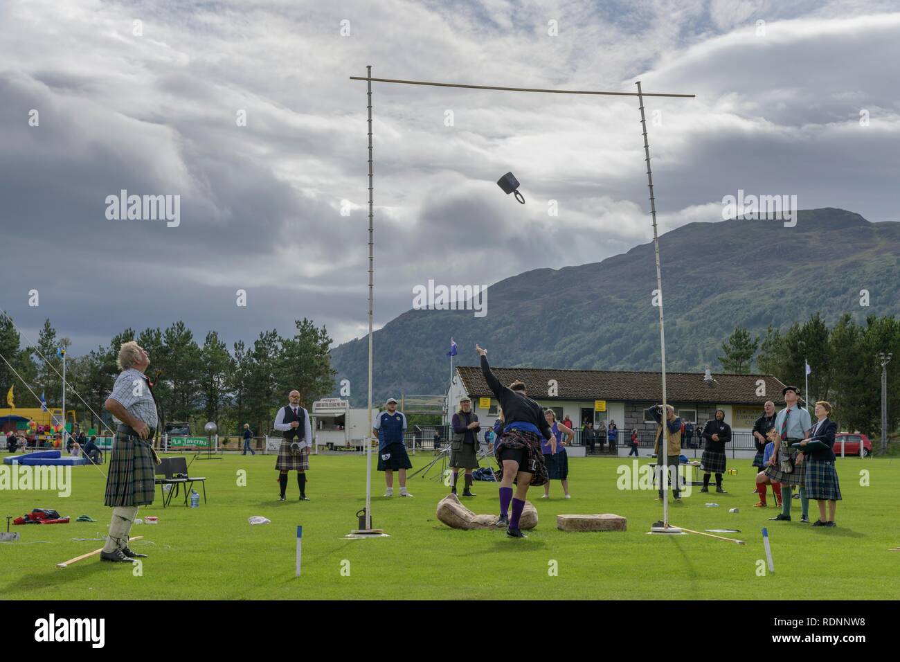 Peso per altezza contest, Giochi delle Highland, Newtonmore, Scotland, Regno Unito Foto Stock