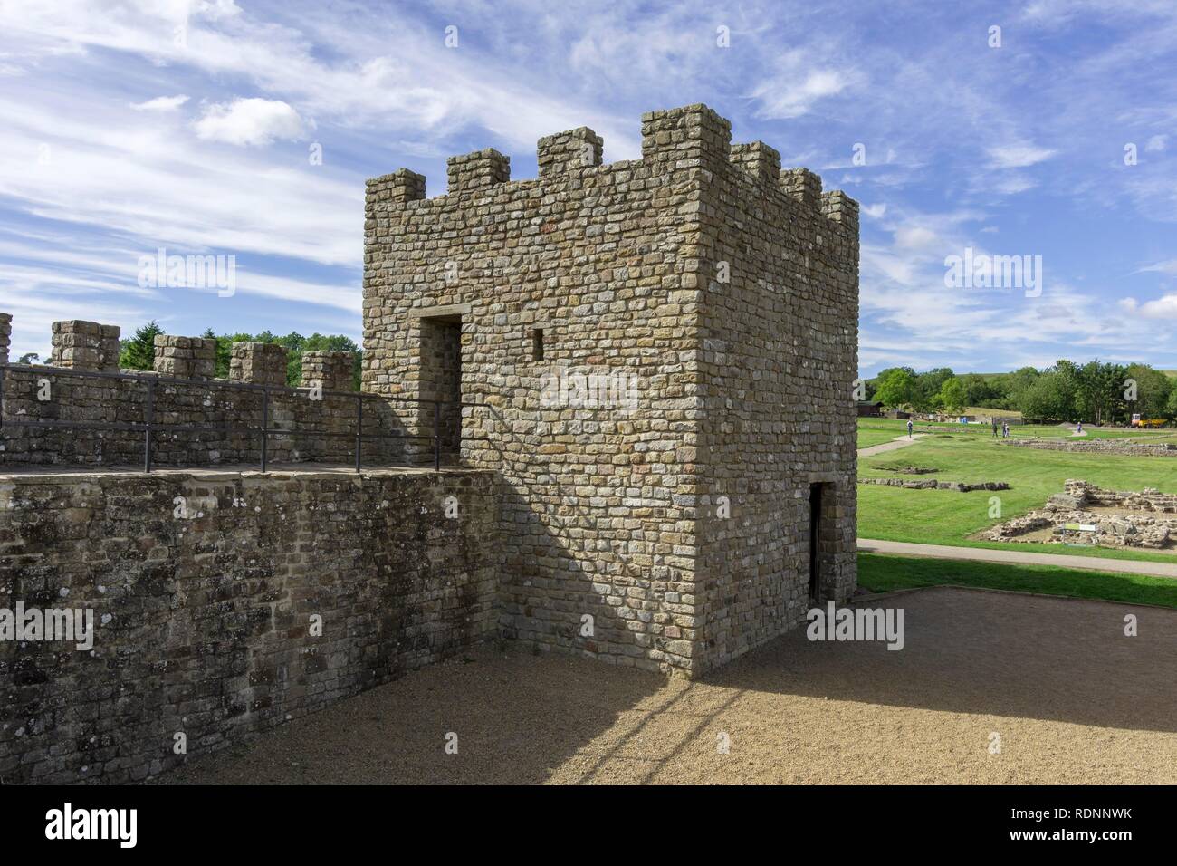 La ricostruzione della torre di avvistamento romana di pietra, Vindolanda, Henshaw, Hadrianswall, England, Regno Unito Foto Stock