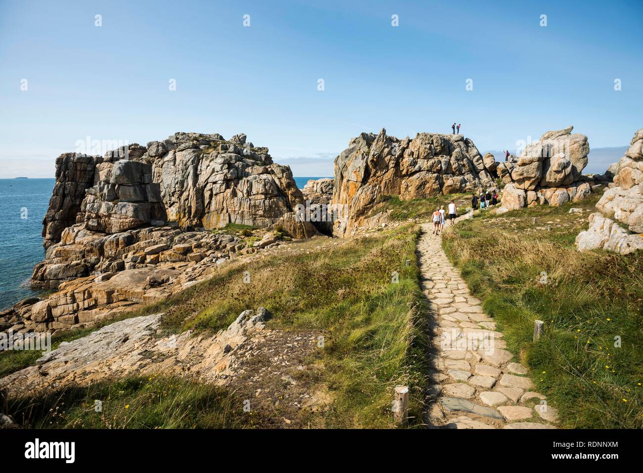 Sentiero escursionistico e costa rocciosa, La Gouffre, Plougrescant, Côte de Granit Rose, Cotes d'Armor Bretagna, Francia Foto Stock