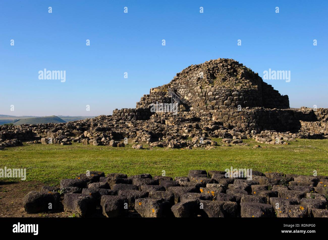 Nuraghe Su Nuraxi, la civiltà nuragica, 2000 BC, vicino a Barumini, Provincia del Medio Campidano, interno in Sardegna, Italia, Europa Foto Stock