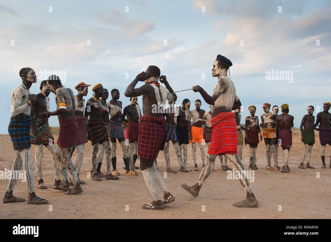 Nyangatom, Bumi, danze tribali cerimonia, Omo river Valley, Etiopia, Africa Foto Stock